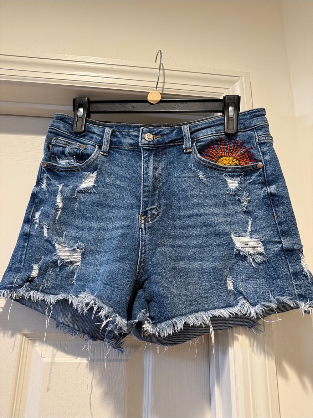 Judy Blue Distressed Denim Shorts Rainbow Sunburst Embroidery 3” Inseam 29 waist - Picture 4 of 16